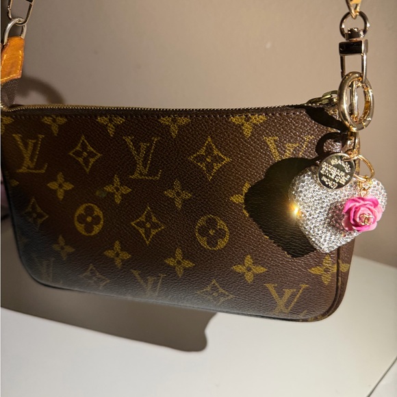 💗🩶NEW💗🩶 Elegant Silver Heart Keychain with Pink Rose - Picture 5 of 5